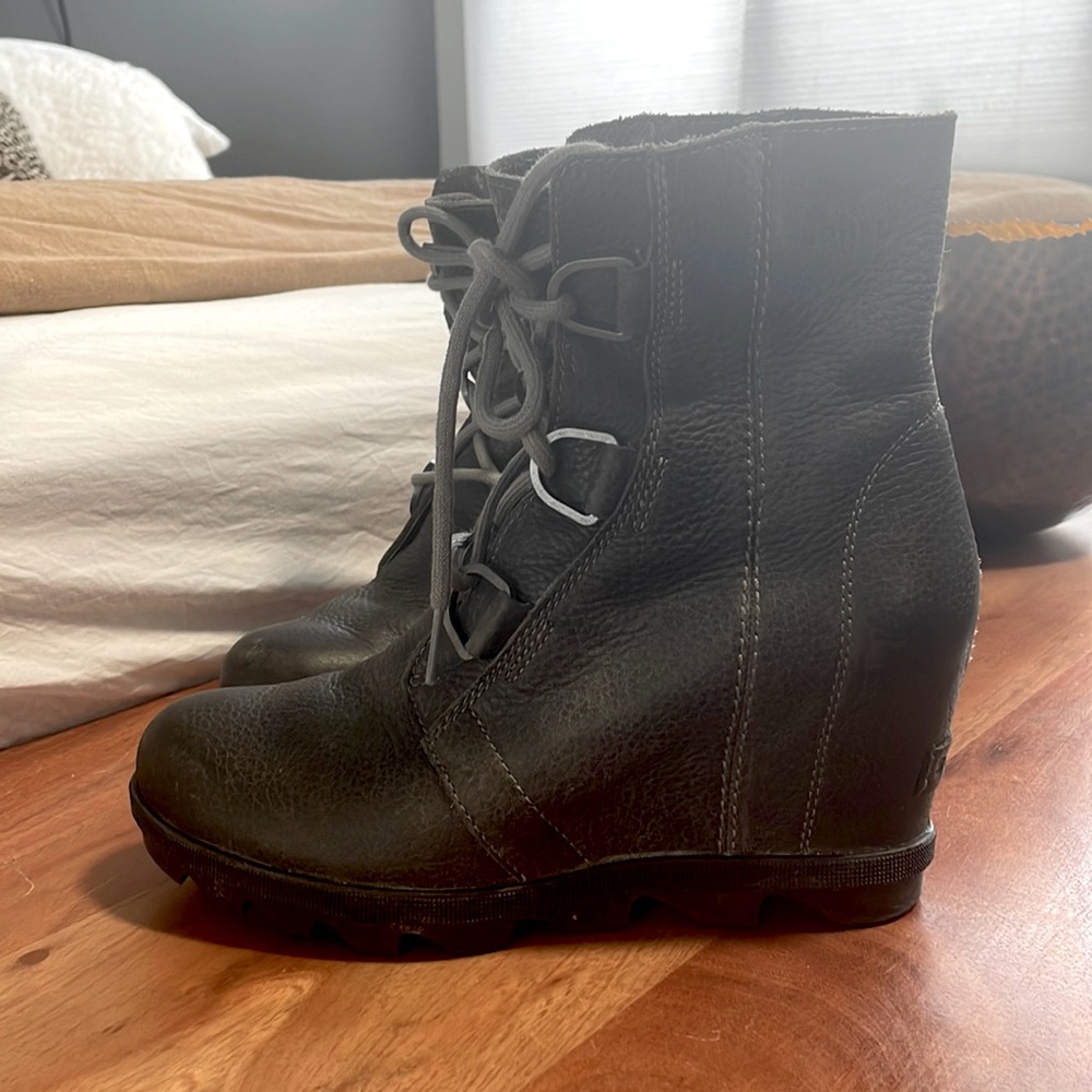 SOREL wedge boot size 7.5